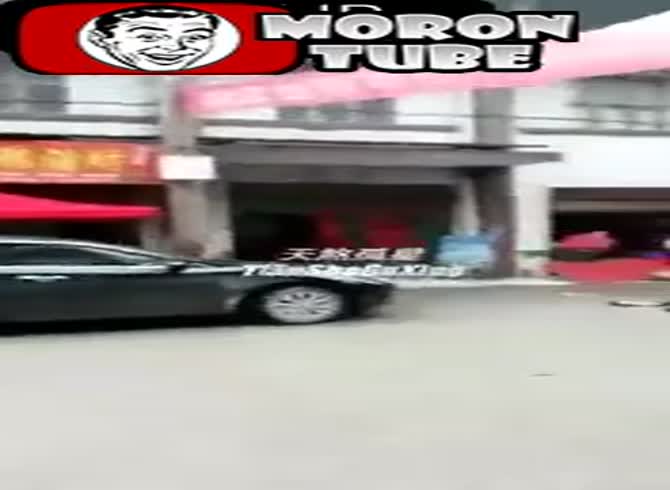 Video :China's deadly road rage - a mad driver kills a pedestrian